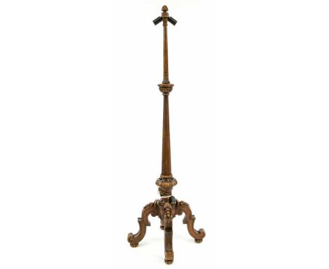 Stehlampe, Mitte 20. Jh., Nußbaum. 4-passiger, schwer ornamentierter Fuß, facettierter, sich nach oben verjüngender Schaft, 2