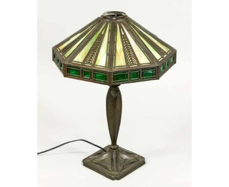 Jugendstil Tischlampe (Tiffanystil), Anfang 20. Jh., unter dem Sockel bez. ''Handel Lamps''. Passig geschweifter Sockel mit P
