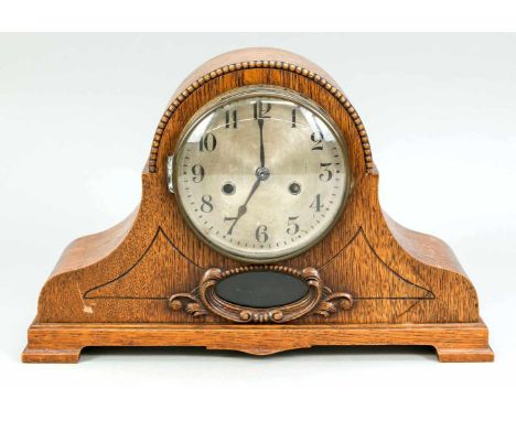 Tischuhr, Buffetuhr, Eiche, um 1900, verziert mit aufgesetzte geschnitzte Rocaillen und geschnitzter Perlierung, silberf. Zif