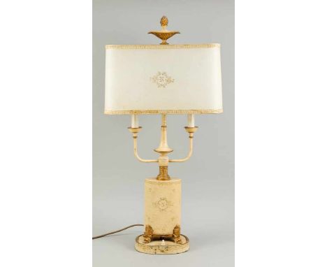 Tischlampe, 19. Jh., Metallguss, Crèmeweiß und Gold staffiert. Auf dem Korpus die Initiale N (apoleon) in Rankenkartusche, Bu