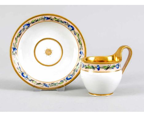 Tasse mit UT, KPM Berlin, um 1800, Malermarke 1803-1813, Campanerform, polychrom bemalt mit Wickenranken Bordüre auf hellrosa