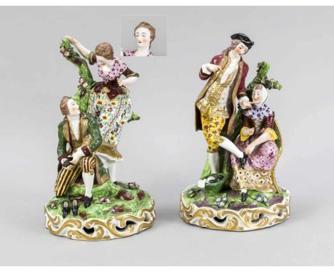 Paar Figurengruppen, Derby, England, Marke 1782-1825, elegantes Paar an einem Baumstamm, Dame hilft dem Kavalier beim Schuh a