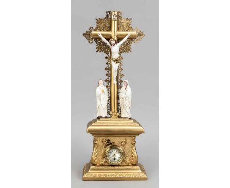 Kreuzuhr, goldfarben, 20.Jh., dargestellt ist die Kreuzigung Jesu, mit Spieluhr und einfaches 1-Tagewerk, H. 56cm, B. 22cm, T