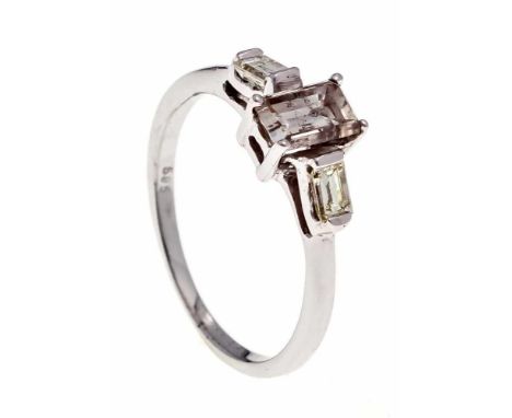 Diamant-Ring WG 585/000 mit einem rechteckig fac. Diamanten 0,96 ct get.W/PI und 2 rechteckig fac. Diamanten, zus. 0,18 ct ge