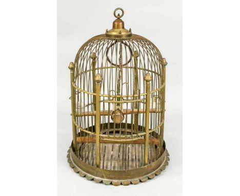 Großer Vogelkäfig, Ende 19. Jh., Messing. Klassische Form als Kuppel mit Ring zum Hängen. Tränken aus Porzellan, Sitzstangen,