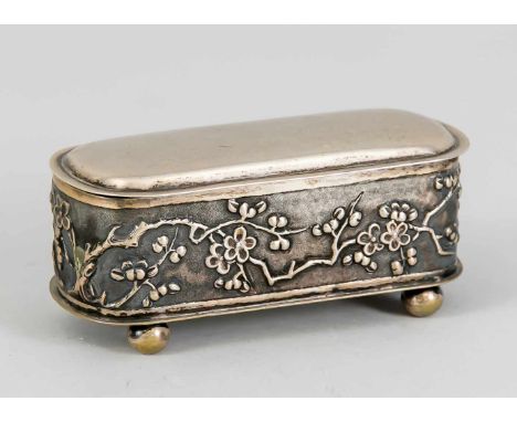 Oblonge Deckeldose, China, um 1900, Shanghai, Silber punziert, auf 4 Kugelfüßen, gerade Wandung, scharnierter Klappdeckel, Wa