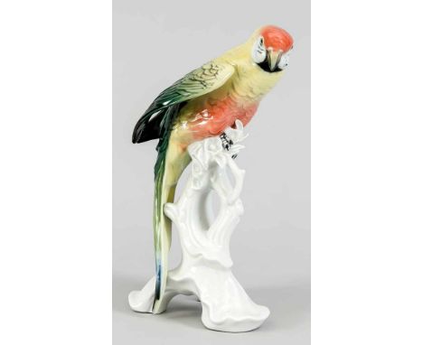 Papagei auf Geäst, Grün und hellgelb, Ens, polychrom bemalt, H. 26 cmParrot on branches, green and light yellow, enamel, poly