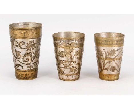 3 Trinkbecher, Nepal, 19./20. Jh., Messing, silbertauschiert? Alle umlaufend ornamental graviert. Leicht ber. &amp; best., H.