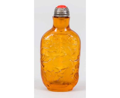 Pekingglas-Snuffbottle, China, 19./20. Jh., bernsteinfarbenes Glas mit beidseitigem Drachenrelief. Deckel aus roter Koralle? 