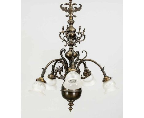 Deckenlampe, Ende 19. Jh., Messing, bronziert, 5-flg. Keramikfassungen. Lampenschirme aus satiniertem Glas mit Schliffdekor (