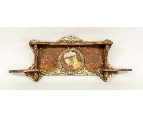 Jugendstil-Etagere, um 1900, Mahagoni, Leder, Messingblech. Im Zentrum ein stilisiertes Frauenportrait mit orientalisierenden