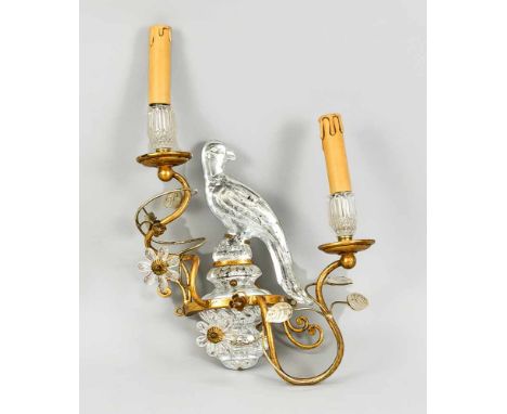 Murano-Wandlampe, 20. Jh., Wandteil als Taube im Profil auf Postament, verspiegelt. Spiralige Leuchterarme, goldstaffiert, Ke