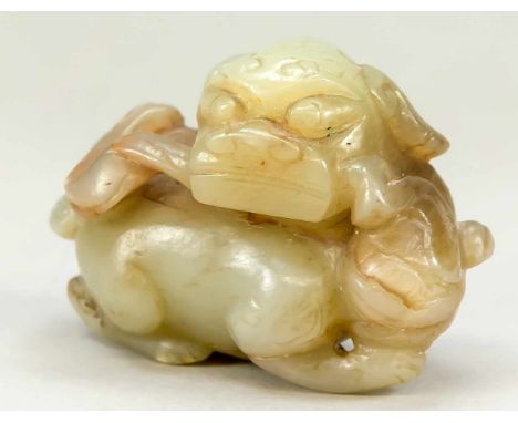 Jadeschnitzerei, China, 19. Jh., seladonfarben mit leichten Einfärbungen. Fo-Löwe mit Ball, D. 6 cmJade carving, China, 19th 