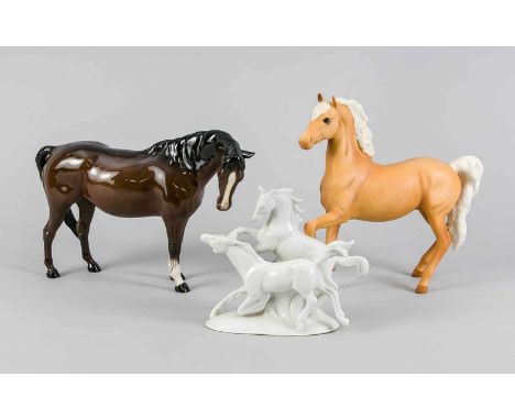 Drei Pferdefiguren, 20. Jh., laufendes Pferd, Beswick, England, beige mit weißer Mähne, H. 17 cm, stehendes Pferd, Beswick, E