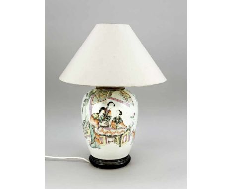 Famille-Rose-Vase als Lampe montiert. Vase: China, um 1900. Häusliche Szene mit Ausblick in einen Garten. Mehrere Damen und k