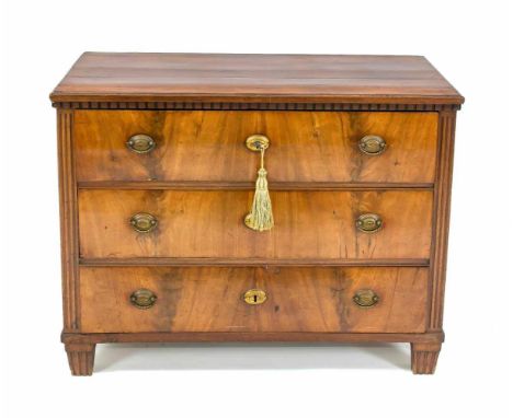 Empire-Kommode um 1800, Mahagoni massiv/furniert, gerader Korpus mit drei Schubladen auf konischen kannelierten Beinen, 81 x 