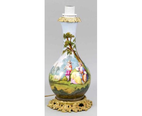 Vasenlampe, Ende 19. Jh., polychrom bemalte Flaschenvase mit Schäferidylle, vergoldete Metallmontierung, ohne Schirm. Leicht 