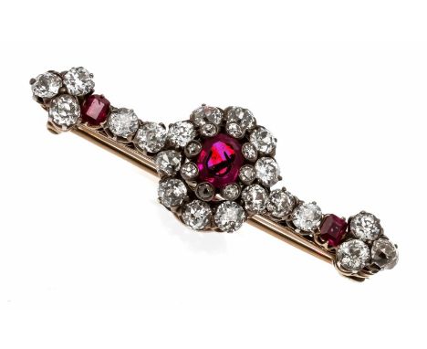 Rubin-Altschliff-Diamant-Brosche RG/WG 585/000 mit 3 sehr guten oval fac. Rubinen, zus. 0,75 ct, in leuchtenden, leicht pinks