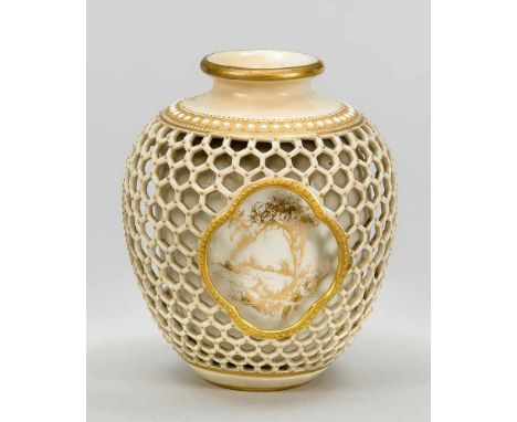 Kleine Durchbruchvase, Royal Worcester, England, Entwurf George Owen für Worcester, um 1908, doppelwandige Vase, Aussenwandun