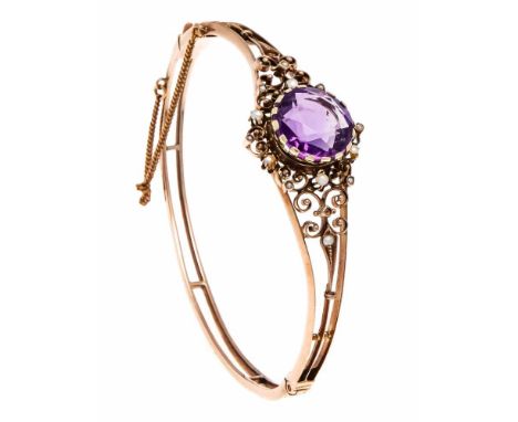 Amethyst-Orientperlen-Armreif RG 333/000 ungest., gepr., mit einem rund fac. Amethyst 12,5 mm und Orientperlen, Kastenschließ