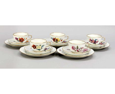 Fünf Tee-Gedecke, 15-tlg., KPM Berlin, 1940er Jahre, 2. W., aus der Sammlung Paul Zerbe, Berlin, Form Ozier, polychrome Blume