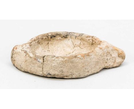 Öllampe in Schiffchenform, Mittelmeerraum, ca. 600 v. Chr., Terracotta, ca. 17 x 9 cmBoat-shaped oil lamp, Mediterranean, ca.