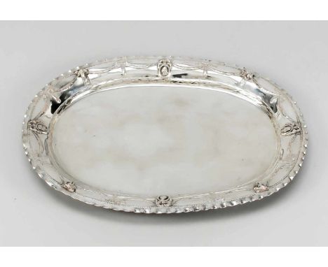 Ovale Louis-Seize Tablett, um 1790, MZ undeutl., Silber punziert, Fahne mit Reliefdekor, Portraitmedaillons und Tuchgirlanden
