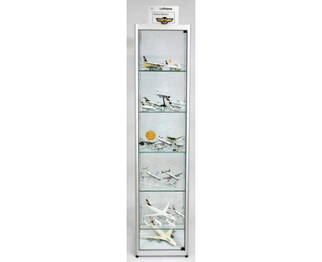 Vitrine mit Flugzeugmodellen, 20. Jh., schlanke Vitrine aus Aluminium, allseitig verglast mit 5 Glasböden. Mit Halogen-Beleuc