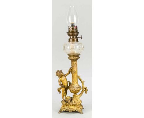 Petroleumlampe, Ende 19. Jh., Metallguss, vergoldet. Glastank mit Schliffdekor. Stärker ber., leicht best., H. 46 cmPetroleum