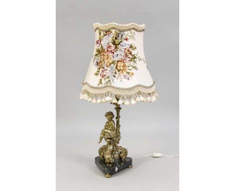 Tischlampe, 1. H. 20. Jh. Dreipassiger Sockel mit schwarzer Marmorplatte auf 3 Füßen. Dreipassiges Postament mit einem sitzen