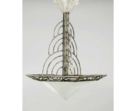 Art déco Deckenlampe, um 1930, hexagonales, schmiedeeisernes Gestell, facettierter Schaft mit auskragendem Wellenornament. Fa