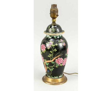 Chinoiserie-Lampenfuß, Ende 19. Jh., im Stil einer schwarzgrundigen Famille Rose Vase mit Deckel, Bajonettfassung, leicht ber