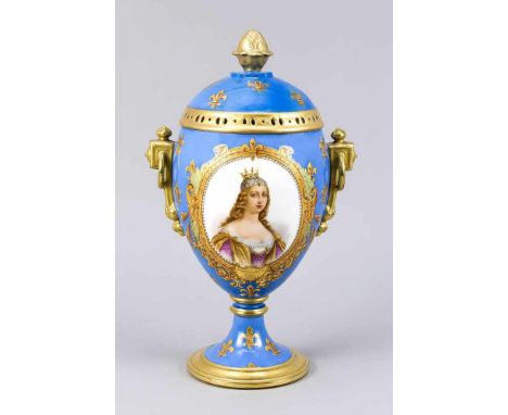 Deckelvase. Paris 20. Jh. Eiförmiger Korpus auf rundem Standfuß, seitliche Handhaben mit Ringen, durchbrochener Deckel mit Kn