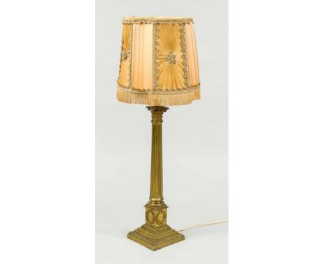 Tischlampe, 19./20. Jh., Messing. Quadratischer, profilierter Sockel, Postament mit Kranzapplikation, kannelierter Säulenscha