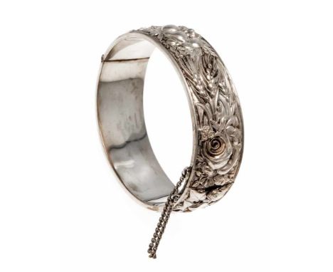 Jugendstil Klapparmreif Silber 900/000 mit fein gearbeiteten Darstellungen von spätsommerlichen Blüten und Früchten, B. 21 mm