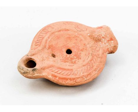Öllampe, Römisch, ca. 300-400 n. Chr., Terracotta. Der Rand der Oberseite mit Palmettenrelief. Der (nicht vollständige) Griff