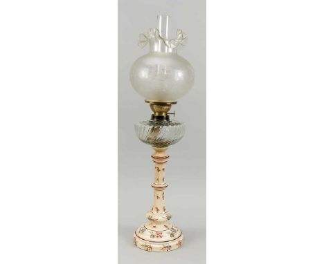 Petroleumlampe, um 1900. Balustrierter Keramikschaft mit Blümchendekor, rotierender Glastank, Diffusor mit gewelltem Rand und