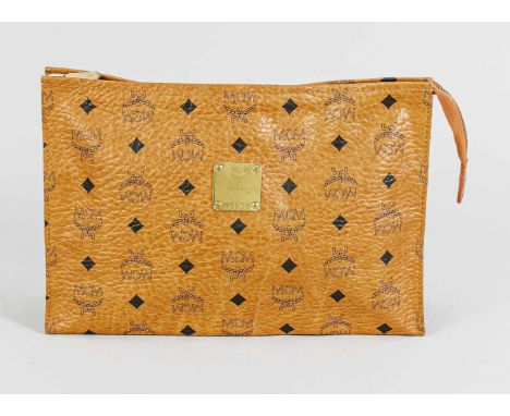 MCM Clutch, hellbraun mit Monogrammrapport, Reißverschluss, minimale Gebrauchsspuren, ca. 20 x 30 cmMCM clutch, light brown w