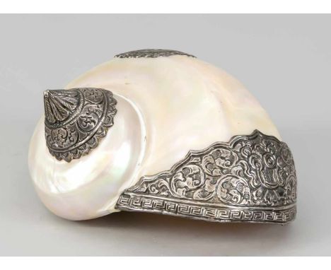 Muschel mit Silbermontage, Tibet, 19./20. Jh., leicht ber., ca. 10 x 18 x 14 cmShell with silver mounting, Tibet, 19th/20th c