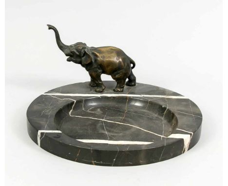 Große Visitenkartenschale mit Elefant, 1. H. 20. Jh. Schwarzer Marmor mit weißer Äderung, aus dem Zentrum gerückte Vertiefung