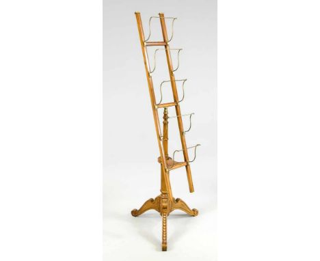 Zeitungsständer, 20. Jh., Holz und Messing. Balustrierter Schaft auf 3 geschwungenen und ornamentierten Beinen. Drehbarer, le