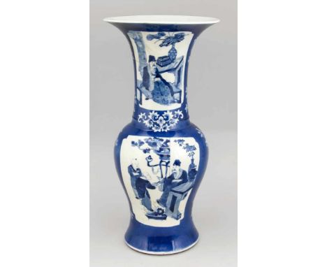 Balustervase mit Pulverblauer Glasur, China, 17./18. Jh., Kangxi (Qing). Bauch und Hals mit jeweils zwei rechteckigen Reserve