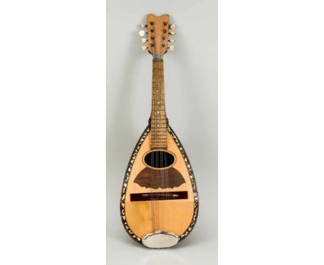 Alte Mandoline, 19./20. Jh., mit ornamentalen Perlmutt-Einlegearbeiten, Beinwirbel (einer ersetzt). Bauch aus hellem und dunk