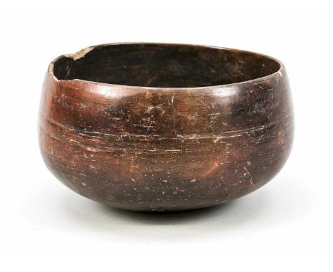 Kramikschale der Maya-Kultur, 300-600 n. Chr., aus dem Bereich Tikal. Abgerundeter Boden, bauchige Wandung. Auf der Außenseit