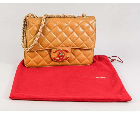 Handtasche von Chanel, helles Leder mit Stepmuster, Logoschließe (wurde professionell repariert). DIe Tasche weißt ganz leich