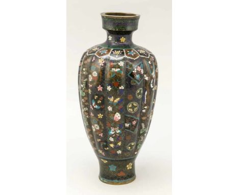 Cloisonné-Vase, Japan, um 1900. Geschulterte und gelappte Form mit eingezogenem Hals. Streublumendekor und Fächerkartuschen. 