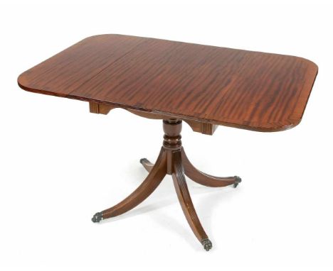 Gateleg, England, um 1900, Mahagoni, auf Rollenfüßchen.Gateleg, England, c. 1900, mahogany, on roller feet.