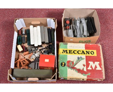 A QUANTITY OF UNBOXED AND ASSORTED TRI-ANG RAILWAYS OO GAUGE MODEL RAILWAY ITEMS, to include Britannia class locomotive 'Brit