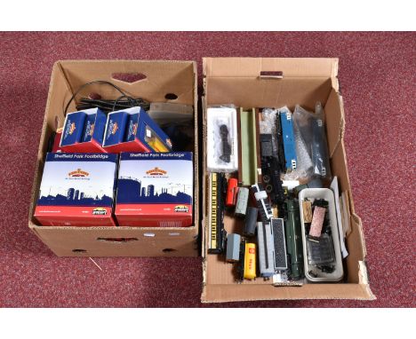 A QUANTITY OF BOXED AND UNBOXED OO/HO GAUGE MODEL RAILWAY ITEMS, to include unboxed Bachmann OO gauge class 42 Warship locomo