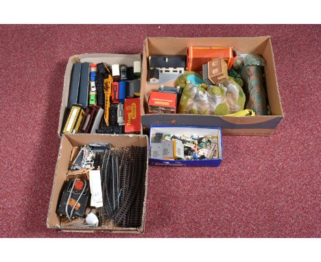 A QUANTITY OF BOXED AND UNBOXED OO GAUGE MODEL RAILWAY ITEMS, to include boxed Tri-ang Dock Shunter, No.5, black livery (R253